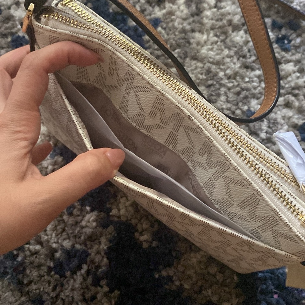 Micheal kors white/vanilla crossbody bag - Picture 3 of 9